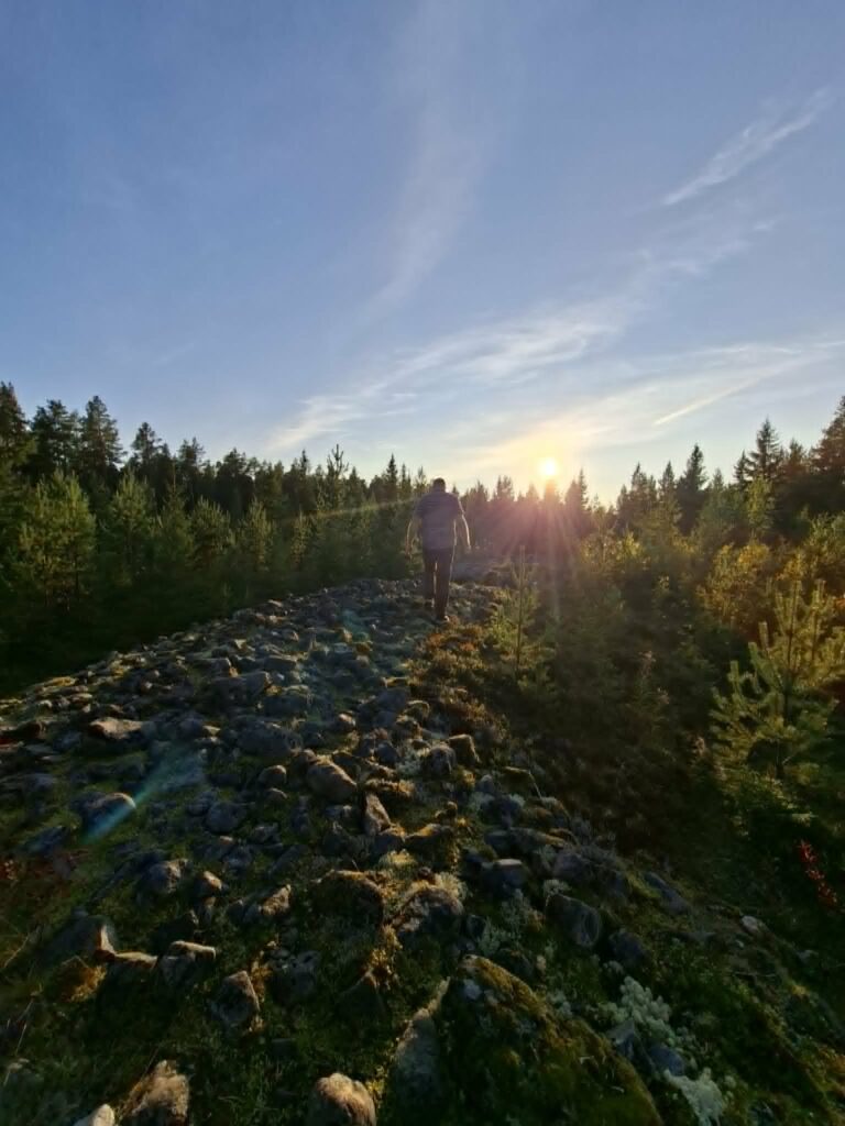 Kastellin jätinkirkko on kuuluisin ja pinta-alaltaan suurin jätinkirkko Suomessa. Se on ajoitettu kivikauden loppupuolelle noin 2 500 eaa.