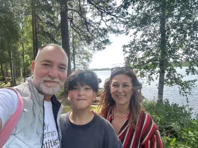 Kolya, Dimitrije ja Rebeka vierailivat Suomessa ensi kertaa koko perheellä. Rebeka vietti Evijärven ja Kortesjärven maisemissa vaihto-oppilasvuoden 1990-luvun alussa.
