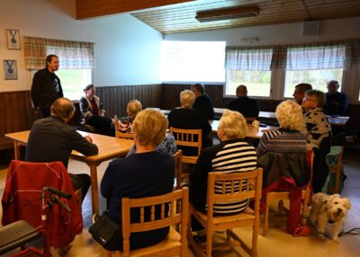 Kortesjärven Syöpäkerhon 17.9. järjestämässä luentoillassa Kauhavan Ykkösapteekin Wallinit painottivat sairauden varhaisen toteamisen ja oikean hoidon merkitystä. Myös edunvalvonta kannattaa Wallinien mukaan huolehtia riittävän ajoissa.
