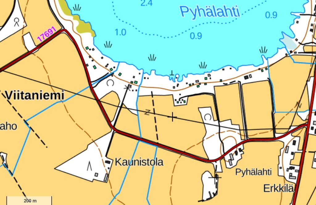 Kuvassa ruskea katkoviiva on 2,5 metrin korkeuskäyrä vesirajasta