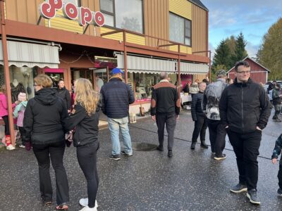 Popon edusta alkoi täyttyä heti kello 17 jälkeen, kun Hämärät kaupat houkutteli kylälle kaikenikäistä väkeä.