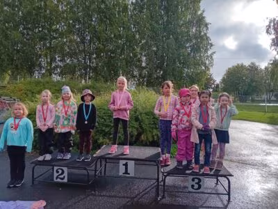 1. luokan tytöt palkintokorokkeella. Kuva: Jaana Pyy.