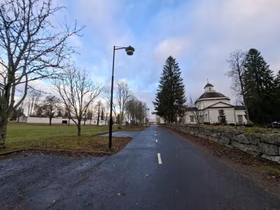 Alajärven seurakunnassa on avoinna nuorisotyönohjaajan paikka, toimipaikkana Lappajärvi. Kuvassa Alajärven seurakuntatalo ja kirkko.