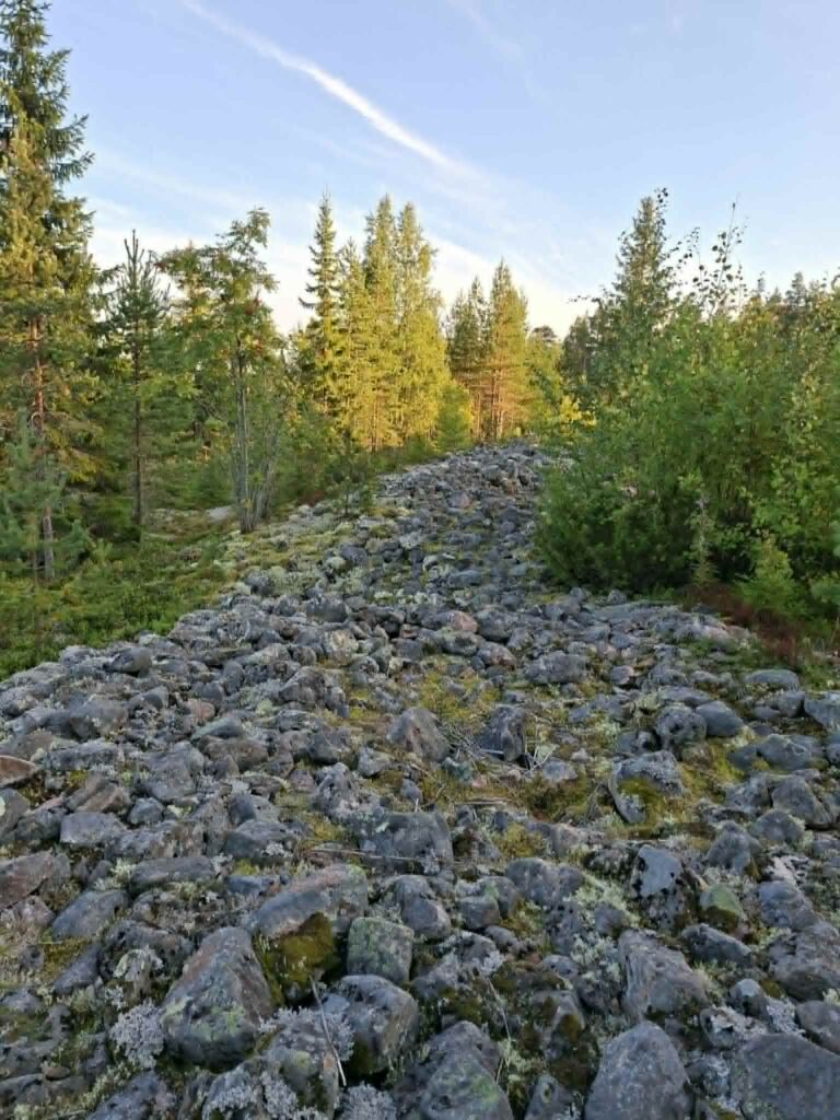 Kastellin jätinkirkko on noin 58 metrin pituinen ja kulmistaan pyöristyneen suorakulmion muotoinen. Leveyttä kivikehällä on noin 36 metriä.
