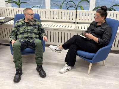 Sanna Kivimäki haastatteli Hannu Takalaa Plutoniumin varjo -romaanin julkistamistilaisuudessa. Parikymmenpäinen yleisö kuunteli, kyseli ja osallistui rennosti keskusteluun.