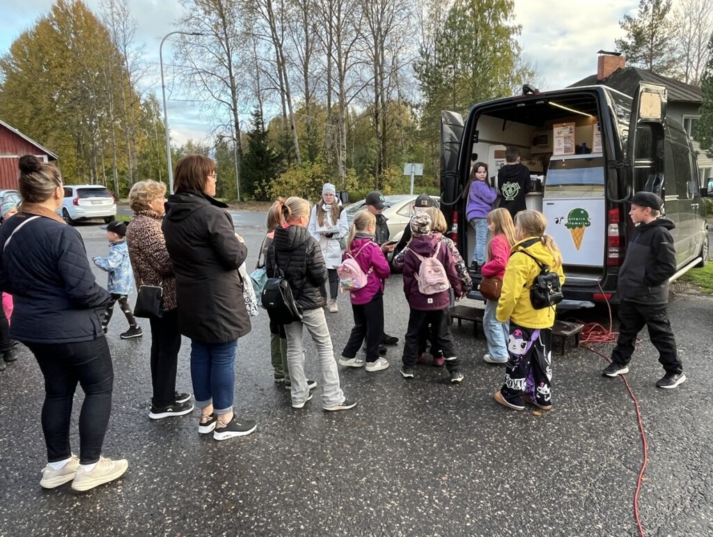 Syksyinen sää ei karkottanut jäätelönostajia. Kottarin tilameijerin jäätelöautolle riitti jonoa Hämärillä kaupoilla.