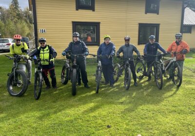 SEITSEMÄN Turhanpolkijaa kokoontui sunnuntaina 20. syyskuuta puolilta päivin Sakari Seppälän kodille. Edessä oli retki Evijärven pienille teille ja metsäpoluille. Päivän reitti suuntautui Haapikylän ja Rampakantien kautta ampumaradalle, sieltä Ruuhijärven taakse ja edelleen Kuivaseen. –Tarkoitus on ajaa vielä lähelle Lammia, jos jalkaa riittää, Sakari kertoo ennen lähtöä. Vauhti tai kilometrit eivät ratkaise. Tärkeintä ovat uudet paikat ja evästauot, joilla puhutaan joutavia. Pyöräilyporukka sai alkunsa viime kesänä, kun Seppälä, Juha Viuhkola ja Samuli Kokko tekivät yhdessä muutamia retkiä. Pian he perustivat WhatsApp-ryhmän, jolle piti keksiä nimi. –Ehdotin Turhanpolkijoita, kun ei tässä meidän hommassamme mitään järkeä ole. Nimi tuntui sopivalta, Sakari naurahtaa. Ryhmässä on jo toistakymmentä jäsentä, ja retkille osallistuu tavallisesti viisi tai kuusi pyöräilijää. Tällä kertaa matkaan lähti vain miehiä, mutta mukana on ollut myös naisia. Uudet polkijat ovat tervetulleita. Turhanpolkijoilla ei ole varsinaista johtajaa. Kuka tahansa voi ehdottaa WhatsApp-ryhmässä seuraavan retken ajankohtaa ja reittiä. Kutsu lähetetään muutamaa päivää aikaisemmin, ja mukaan lähtevät ne, joille ajankohta sopii. Tänä kesänä retkiä on tehty vajaat kymmenen. Sateinen sää on vähentänyt lähtökertoja. Matkaa kertyy yleensä 40–60 kilometriä. Hyvällä tiellä vauhtia on noin 18 kilometriä tunnissa, mutta metsäpoluilla edetään hitaammin. Vilkkaiden asfalttiteiden sijasta ryhmä suosii sivuteitä, metsäautoteitä ja polkuja. –Tässä on päässyt sellaisiin paikkoihin, joissa en ole koskaan aikaisemmin käynyt. Tämä on kuin lähimatkailua, Pekka Jokela sanoo. Retkelle sopii parhaiten maastoajoon tarkoitettu pyörä. Useimmilla on sähköpyörä, mutta hyväkuntoinen polkija pysyy mukana tavallisellakin pyörällä. Mukaan tarvitaan kypärä, säänmukaiset vaatteet, juotavaa ja evästä. Suuri osa ryhmäläisistä on eläkeläisiä, mutta mukana on myös nuorempia. Perustajiin kuuluva Samuli Kokko, 32, on harrastanut pyöräilyä kolmisen vuotta. –Tämä on parasta, mitä ulkona voi tehdä. Homma ei ole niin vakavaa, vaan yhdessä on mukava olla, Samuli sanoo. Osmo Mäntylä pysyy vauhdissa tavallisella maastopyörällä. Hän käy kuntosalilla, hiihtää, suppailee ja rullahiihtää sekä on osallistunut Sulkavan Suursoutuun yksitoista kertaa. –Sähköpyörän hankin sitten, kun täytän 80 vuotta, Osmo lupaa. Leevi Norrena