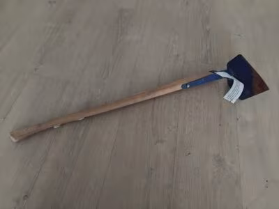 Imatralaiset palkitsivat kotipelissään Jukka Peltoniemen kuokalla 80-luvulla. Kuva Pesäpallomuseosta. Lasse Pippola.