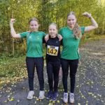 Hilma Kansanaho, Minttu Savola ja Milla Savola Ilmajoen piirinmestaruusmaastojuoksuissa.