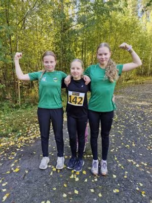 Hilma Kansanaho, Minttu Savola ja Milla Savola Ilmajoen piirinmestaruusmaastojuoksuissa.