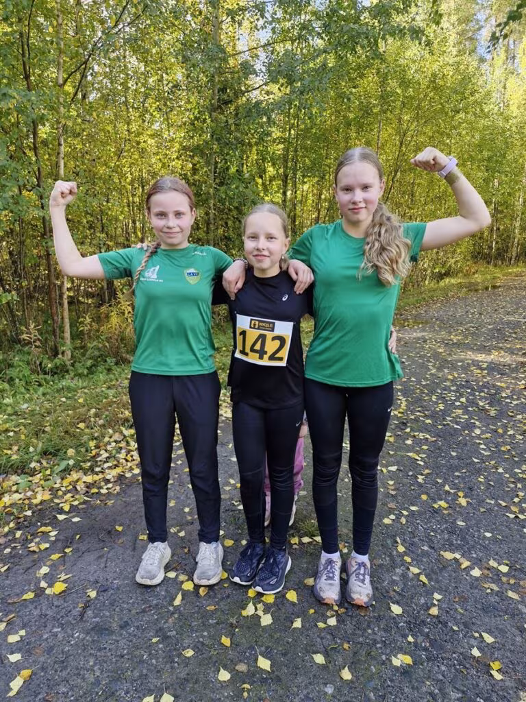 Hilma Kansanaho, Minttu Savola ja Milla Savola Ilmajoen piirinmestaruusmaastojuoksuissa.