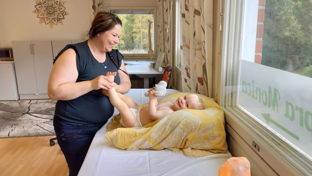 Vyöhyketerapiasta on ollut apua Paalasen oman lapsen vatsavaivoihin ja nukkumiseen. Kuvassa hoidettavana yksivuotias Leevi.