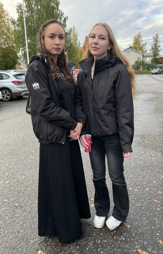 Maritza ja Aada tulivat katsomaan, mitä Hämärillä kaupoilla tapahtuu. Heidän mielestään tapahtuma tuo kylälle eloa ja tarjoaa tilaisuuden tavata muita nuoria.