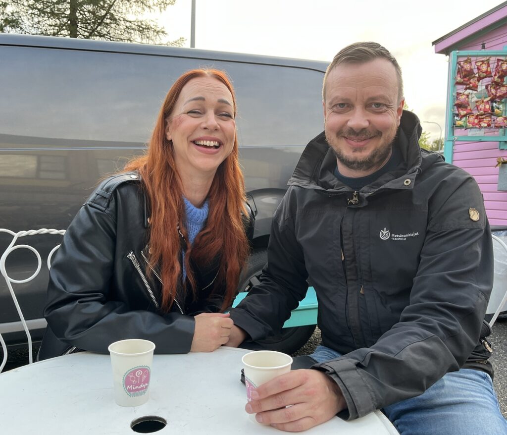Johanna Kujala ja Mikko Nygård nauttivat Hämärien kauppojen rennosta tunnelmasta ja yhteisestä syysillasta.