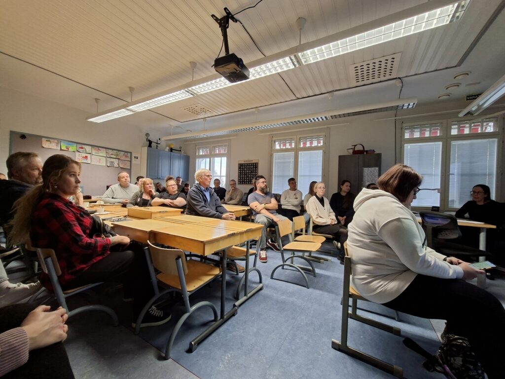 Vanhemmat ja kyläläiset kokoontuivat tiistaina Paalijärvelle keskustelemaan sivistystoimen kaavailemista muutoksista.