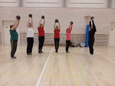 Katariina Latvalan (oik.) vetämässä jumpassa Luoma-ahon kylätalolla huollettiin kehoa, lopuksi rentouduttiin jumppapatjan päällä. Jumppa on kaikille avoin osallistumismaksua vastaan.