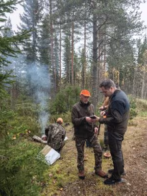 Kivipelto Kalevi ja Daniel Forsbacka tutkivat maastossa Kasanovan liikkeitä tutkapannan oman karttasovelluksen kautta.