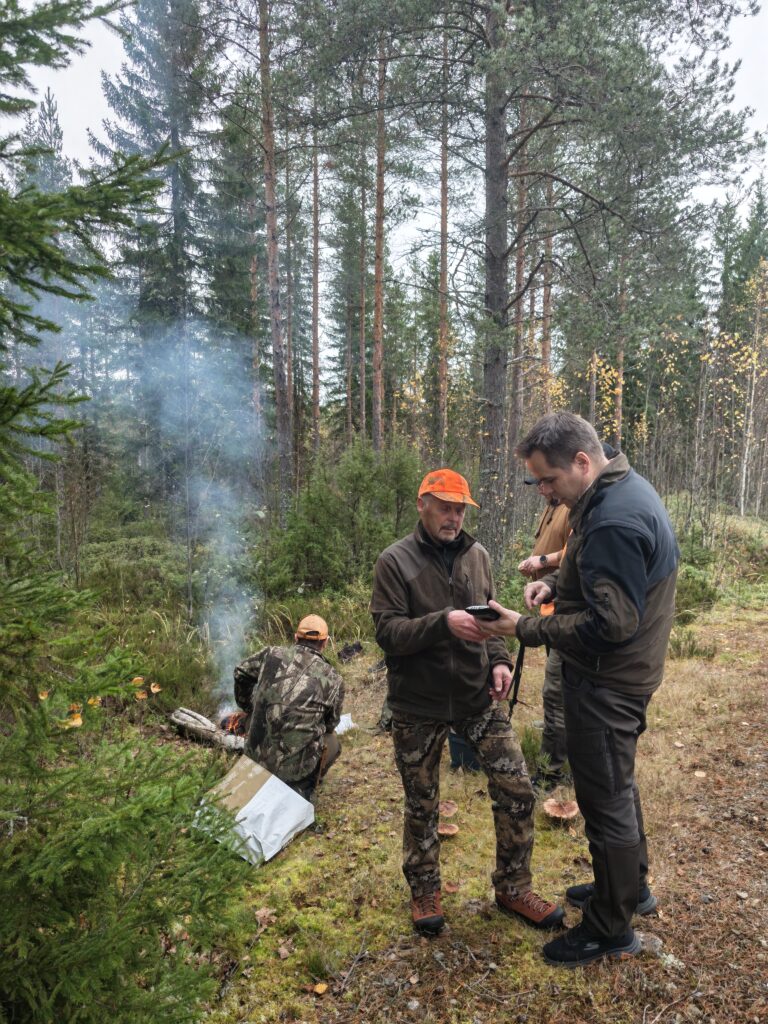 Kivipelto Kalevi ja Daniel Forsbacka tutkivat maastossa Kasanovan liikkeitä tutkapannan oman karttasovelluksen kautta.