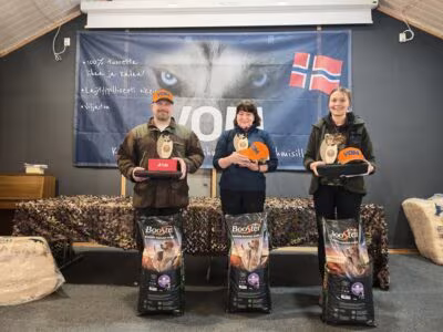 Printtilehteen tuo voittajakolmikon kuva, tekstillä: Voittajakolmikko: 1. Jälkijäärän Marski, Sari Mastokangas, Vimpeli, 93,5p. CACIT 2. Sarvisaaren Amy, Hannu Viitala, Perho 87,5p. VSP, vara-CACIT 3. Rosvojänkän XB Jekku, Minttu Happo, Sotkamo, 86p.