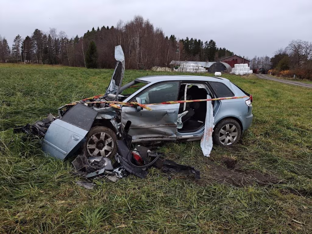 Auto sinkoutui kauas pellolle pahoin romuttuneena.