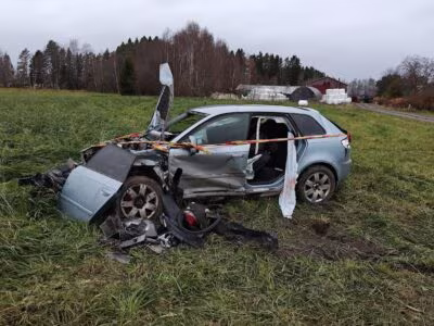 Auto sinkoutui kauas pellolle pahoin romuttuneena.