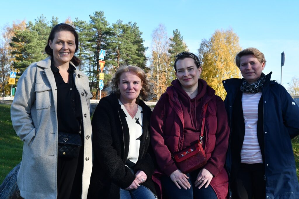 Marjo Parviainen (vas.), Piia Rentola, Katja Kyrönlahti ja Heidi Keijonen toivovat, että jokainen lapsi saisi koulutielleen mahdollisimman hyvän tuen. Aistiyliherkille oppilaille sopisi opiskelu pienemmissä ryhmissä ja ärsykkeettömämmissä tiloissa.