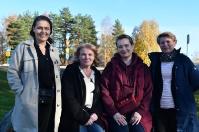 Marjo Parviainen (vas.), Piia Rentola, Katja Kyrönlahti ja Heidi Keijonen toivovat, että jokainen lapsi saisi koulutielleen mahdollisimman hyvän tuen. Aistiyliherkille oppilaille sopisi opiskelu pienemmissä ryhmissä ja ärsykkeettömämmissä tiloissa.