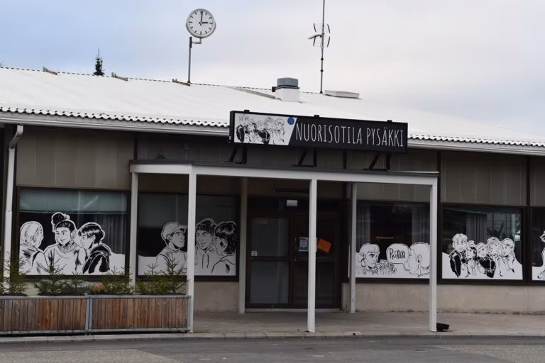 Alajärven Nuorisotila Pysäkin ovet on toistaiseksi suljettu ja toiminta jatkuu Keitaan tiloissa, kunnes rakennuksen sisäilman tila on varmistettu.