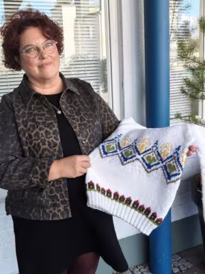 Virpi Kataja teki Vimpeliin voittajaneuleen. Katajan kuviointi käsitti villaneuleen lisäksi -pipon ja -sukat.