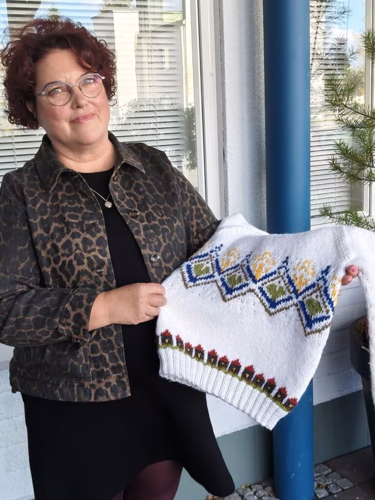 Virpi Kataja teki Vimpeliin voittajaneuleen. Katajan kuviointi käsitti villaneuleen lisäksi -pipon ja -sukat.