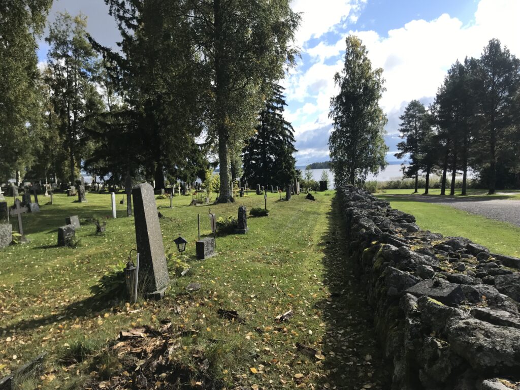 Varkaan aaveen kerrotaan potkineen hautausmaan muurin kiviä ojaan.