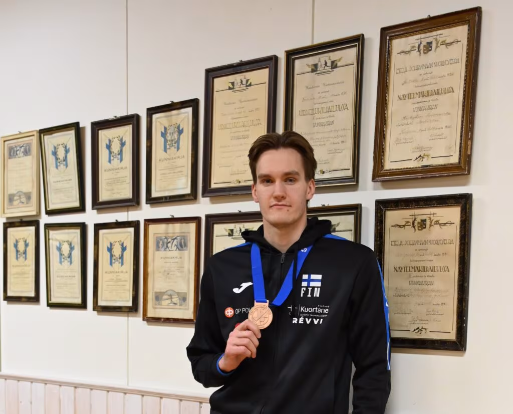 Kortesjärven ”oman sankarin”, Petteri Tyynismaan lentopallon EM-pronssimitalista iloitaan kotipitäjässä.