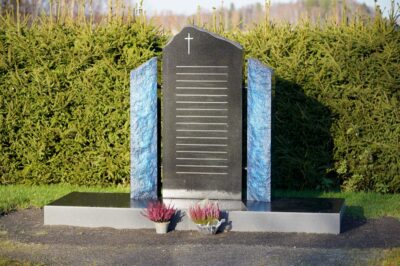 Lappajärvrn Uurnalehdon kivimonumentin on toimittanut ja suunnitellut Kaavin Kivi Oy - Kivilähde.