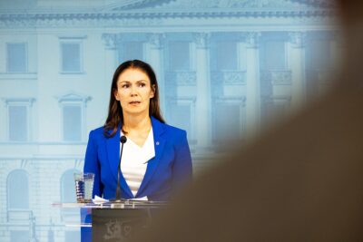 Ministeri Lulu Ranne vastasi Vesa Kallion kirjalliseen kysymykseen paikallislehtien tulevaisuudesta. Ministerin mielestä paikallisen journalismin näivettymisellä on yhteys demokratian heikentymiseen. Kuva: Fanni Uusitalo, valtioneuvoston kanslia