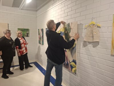 Anne Pesonen, Pirjo Heino ja Hannu Heino olivat pystyttämässä näyttelyä sunnuntaina taidetila Tiirassa Evijärven kunnantalolla.