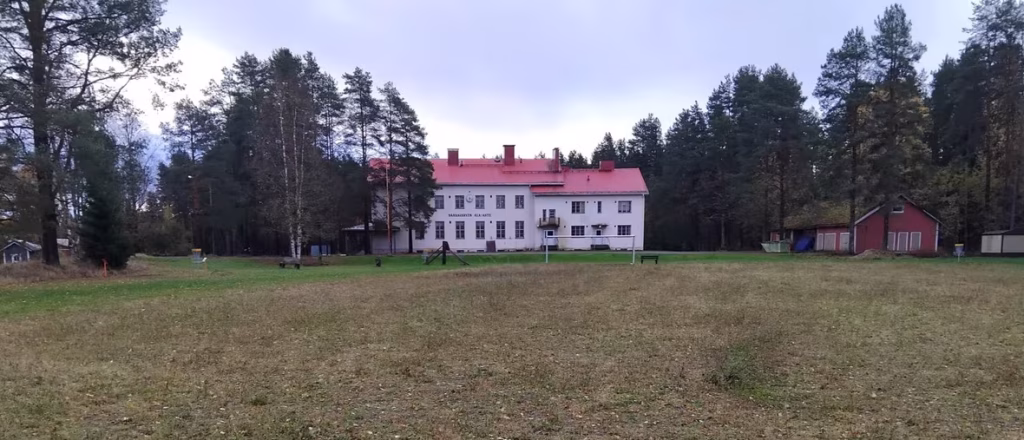 Sääksjärven koulukiinteistön osalta lautakunta päätti, että koulurakennuksen lämmitys, sähkö ja vesi katkaistaan ja maaperässä oleva lämmitysöljysäiliö poistetaan öljyvahinkojen ehkäisemiseksi.20241011 100407 1536x1152.jpg JPEG kuva 1536 × 1152 kuvapistetta — Pienennetty 53 alkuperaisesta