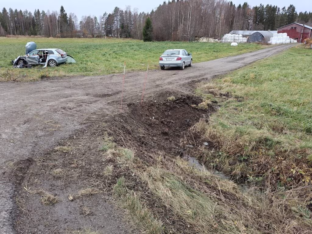 Siltarummusta auto sinkoitui pellolle.