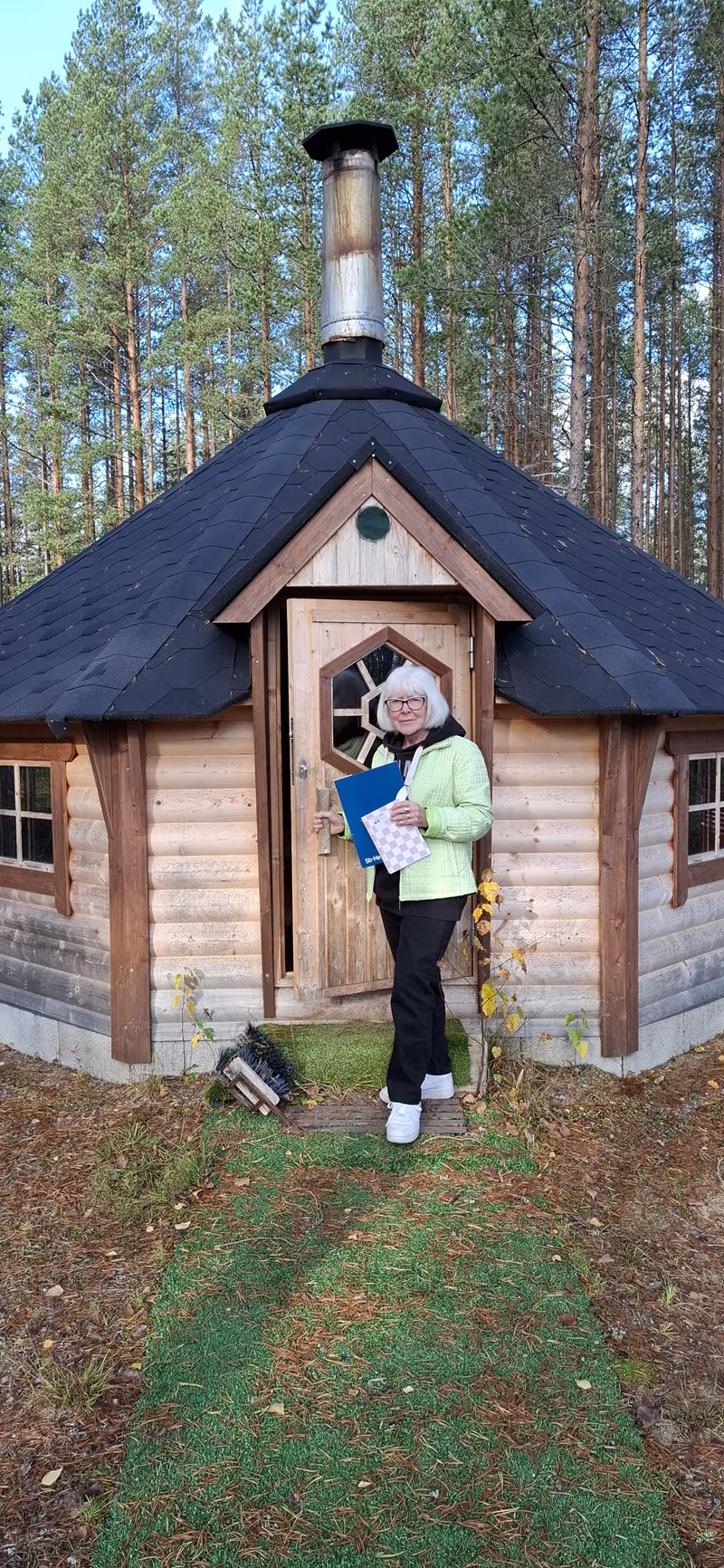 Länsikylän Kyläturvatiimi perustettiin sunnuntaina Lännen Kodalla. Tunnelma oli tiivis ihan fyysisesti, kota oli ääriään myöten täynnä. Osanottajamäärästä saattoi jo päätellä, että asia koettiin omaksi ja yksissä tuumin Kyläturvatiimi perustettiin, kertoo Sirpa Perkkiö.
