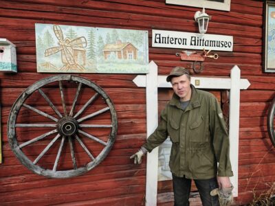 Timo Mattila tarkistaa vuonna 1738 rakennetun aitan kuntoa. Aitta on vajonnut vuosikymmenten aikana niin paljon, että lapsena kulkureitiksi kelvannut alahirren alunen on nyt kadonnut – ja rakennus odottaa jälleen kunnostusta museon pihapiirin jatkuvien töiden joukossa.
