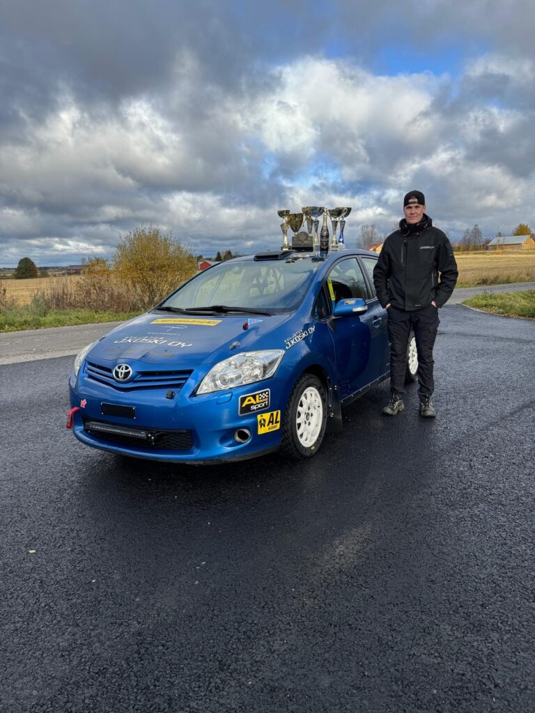 Lapsuudesta alkanut harrastus toi Valtterille rallisprintin Suomen mestaruuden V1600-luokassa. Riku saavutti cup-mestaruuden. Rallisprint on veljesten mukaan helposti lähestyttävä laji myös yleisölle.