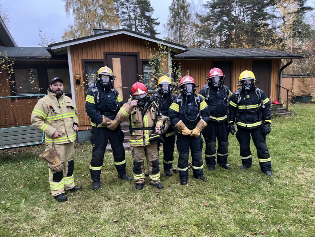 Petteri Laukkonen (vas) johti savusukellusharjoitusta.
