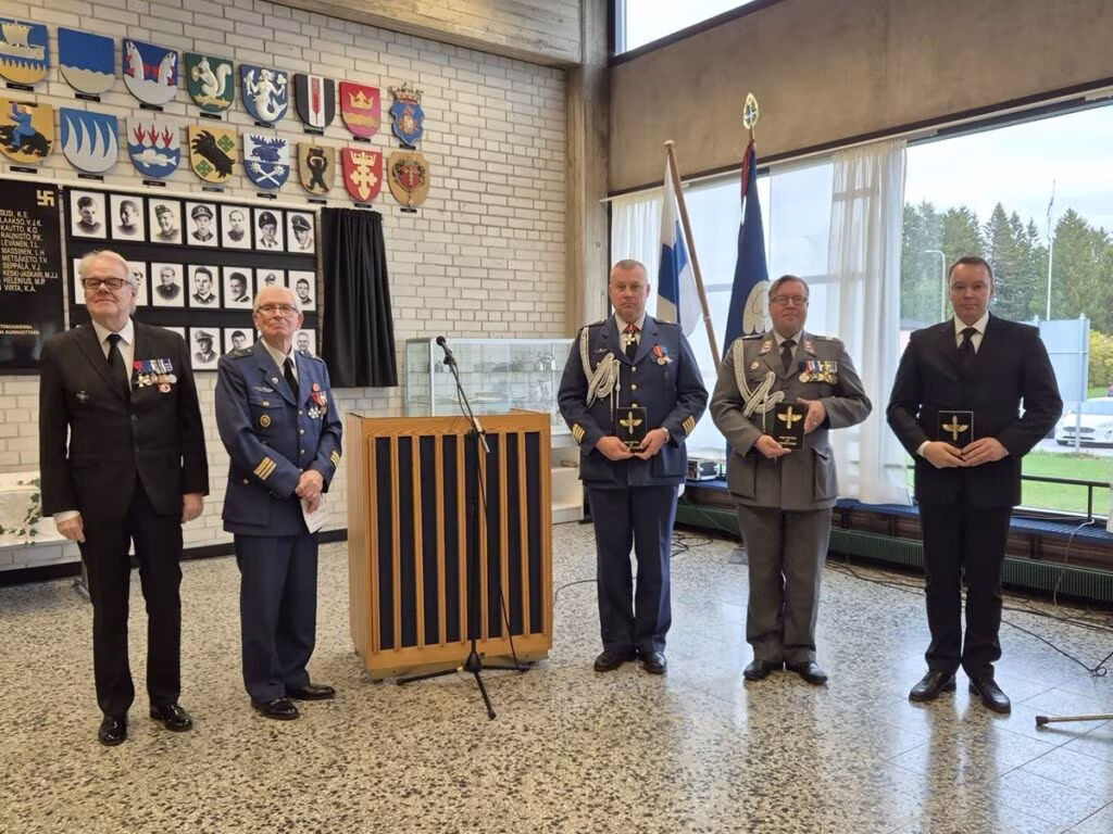 Pro patria et traditione, isänmaan ja perinteen puolesta. Kauhavan Lentosotakoulun Perinneyhdistyksen plaketit saivat tänä vuonna Ville Hakala, Pasi Heinua ja Mika Marjamäki. Luovutusseremonian suoritti everstiluutnantti Martti Rajaniemi, puhetta juhlassa johti yhdistyksen puheenjohtaja Olli Nieminen. Plakettiseremonia aloitettiin perinteisellä suomalaisella Kaartin muistoja -sotilasmarssilla ja kunniafanfaari Marsalkan hopeatorvi soi seremonian päätteeksi.