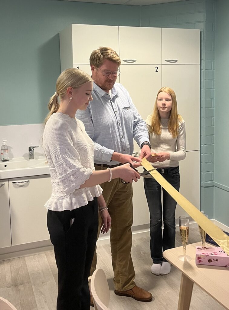 Kunnanjohtaja Mikko Huhtala leikkasi nauhan Evijärven uusien nuorisotilojen avajaisissa.