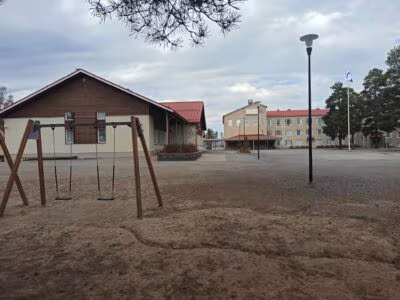 Paavolan koulu vanhassa asussaan. Nyt koulun eteen on rakentumassa uusi koulu ja vanha osa takaa puretaan ensi kesänä.