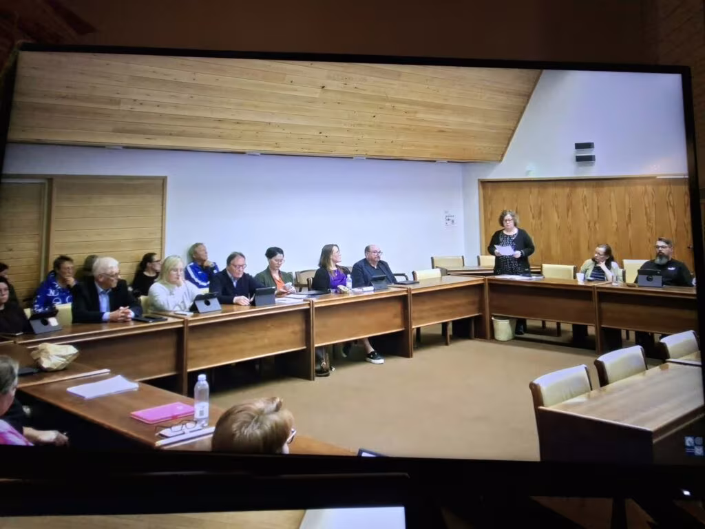 Lappajärven kunnanvaltuustossa keskusteltiin siitä, olivatko viranhaltijoiden valmistelemat ja kunnanhallituksen päättämät henkilöstösäästötoimenpiteet hallintosäännön tai kunnan edun mukaisia.