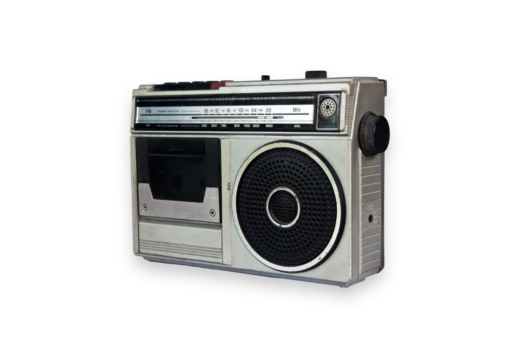 Radionauhuri oli seuraava ihme pikkupojan elämässä ja joka hetki oli kasetti valmiina nauhoitusta varten, jos radiosta sattuisi tulemaan mukava iskelmä.