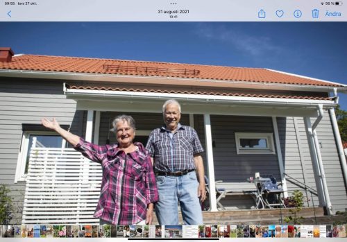 Gunnel ja Ingmar Jorma oman talon edustalla Ruotsissa.