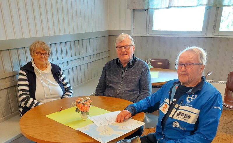 Raija Perkkalainen (kuvassa vasemmalla), Mauno Puotinen ja Aimo Järvelä ovat sitä mieltä, että vapaaehtoistoiminta pitää mielen virkeänä.