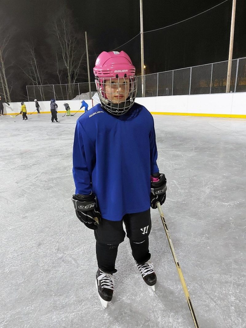 Amelia Pilbacka, 8, viihtyy hyvin jäällä.