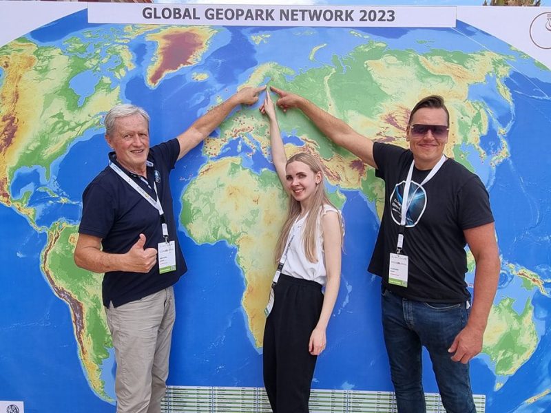 Heikki Mäkipää, Annie Laitila ja Sami Alasara olivat Geopark-konferenssissa Marokon Marrakeshissa, kun sinne iski maanjäristys. Kuva: Kraatterijärvi Geopark.
